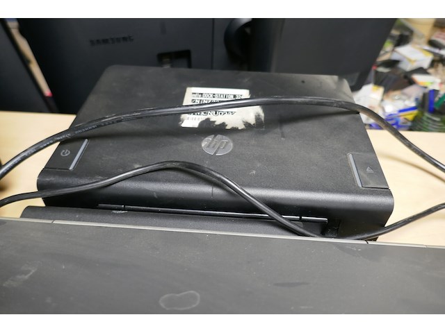 2 laptoppen met laders + docking station - afbeelding 4 van  5