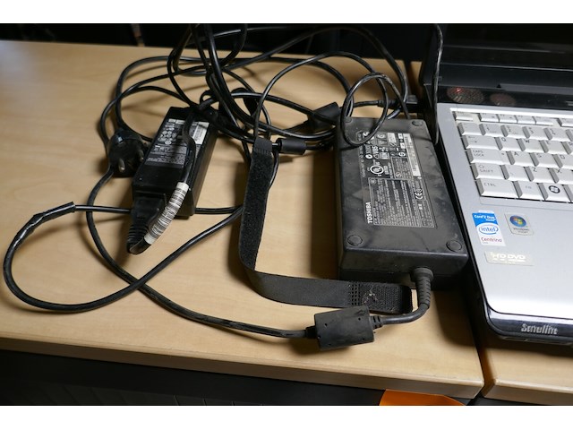 2 laptoppen met laders + docking station - afbeelding 5 van  5