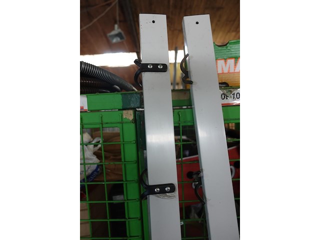 2 latten met 8 dubbele kapstokken - afbeelding 2 van  3