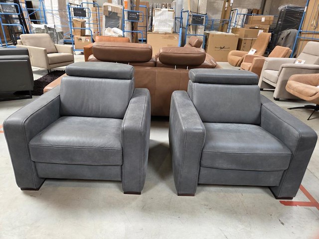 2 lederen fauteuilles hero - afbeelding 1 van  7