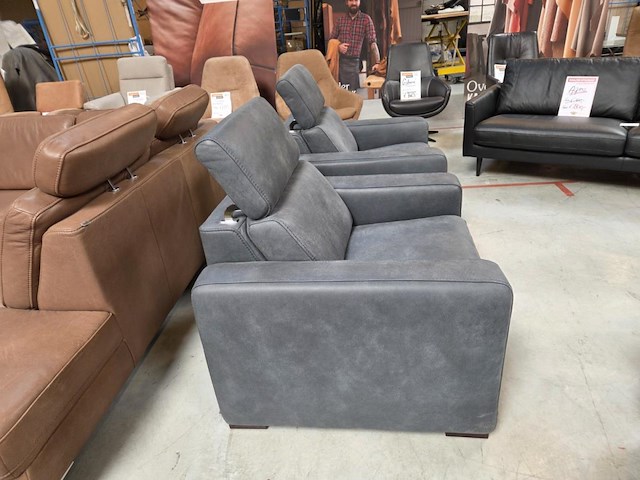 2 lederen fauteuilles hero - afbeelding 3 van  7
