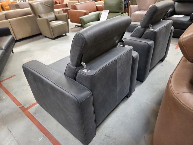 2 lederen fauteuilles hero - afbeelding 5 van  7