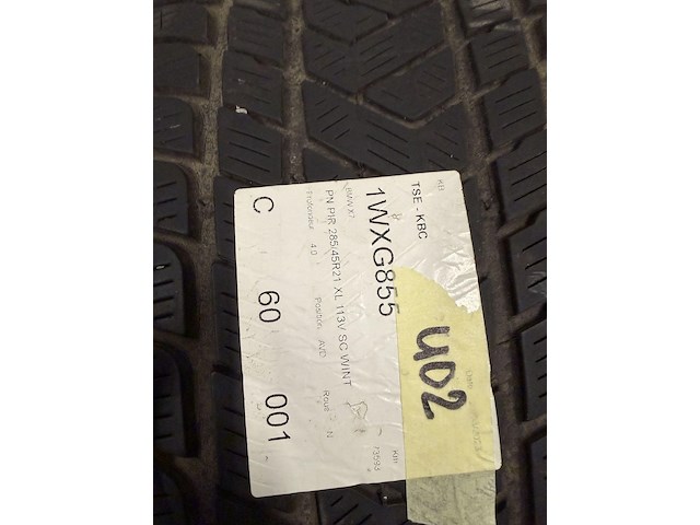 2 lege banden - afbeelding 2 van  2