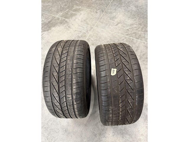 2 lege banden - afbeelding 1 van  2