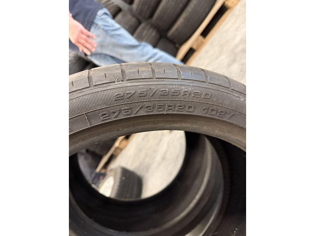 2 lege banden - afbeelding 2 van  2