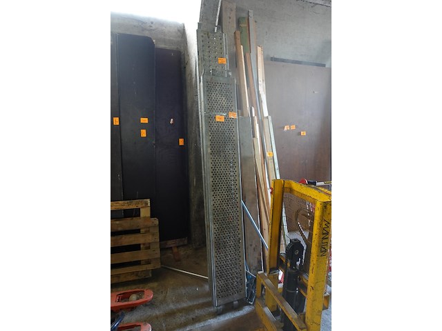 2 loopplanken stelling 2,00m x 0,32m + 2,40m x0,30m - afbeelding 1 van  6