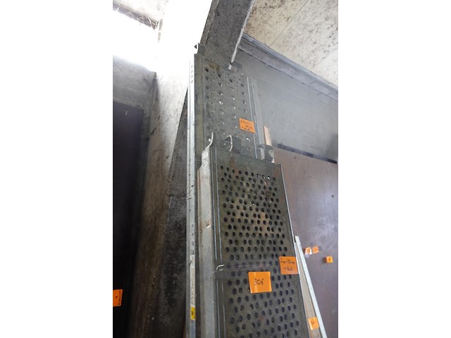 2 loopplanken stelling 2,00m x 0,32m + 2,40m x0,30m - afbeelding 2 van  6