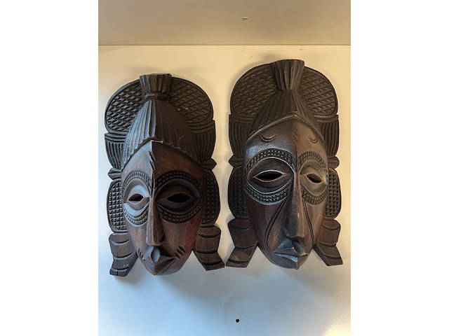 2 maskers man en vrouw - afbeelding 1 van  3