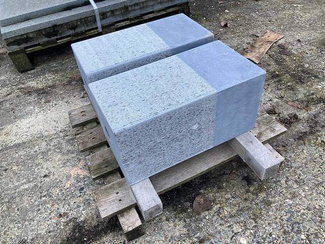 2 massieve sokkels in belgische blauwe steen - handgekapt - afbeelding 1 van  5