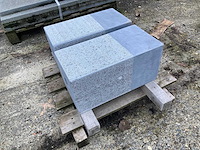 2 massieve sokkels in belgische blauwe steen - handgekapt - afbeelding 1 van  5