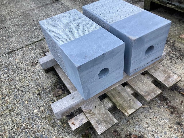 2 massieve sokkels in belgische blauwe steen - handgekapt - afbeelding 2 van  5