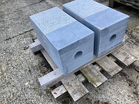 2 massieve sokkels in belgische blauwe steen - handgekapt - afbeelding 2 van  5