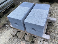 2 massieve sokkels in belgische blauwe steen - handgekapt - afbeelding 3 van  5