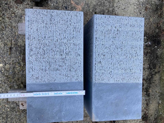 2 massieve sokkels in belgische blauwe steen - handgekapt - afbeelding 4 van  5