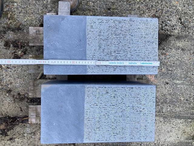 2 massieve sokkels in belgische blauwe steen - handgekapt - afbeelding 5 van  5