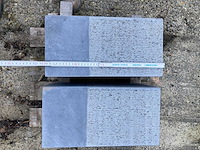 2 massieve sokkels in belgische blauwe steen - handgekapt - afbeelding 5 van  5