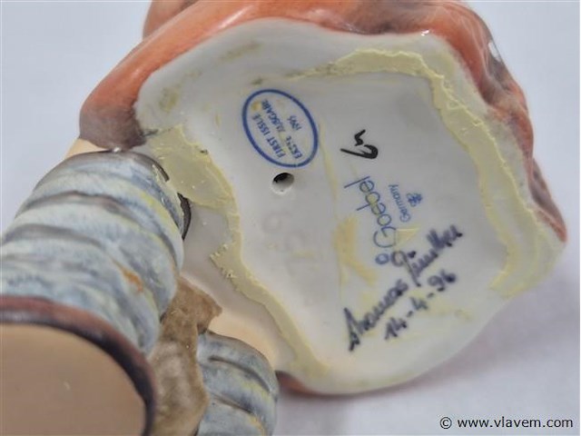 2 meisjes op de bank - afbeelding 2 van  3