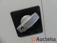 2 metaal kasten die deuren openen - afbeelding 4 van  4