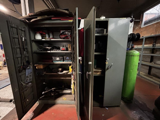 2 metalen archiefkasten met inhoud - afbeelding 1 van  12