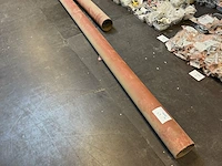 2 metalen buizen