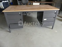 2 metalen bureaus