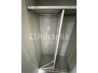 2 metalen kasten met 2 deuren