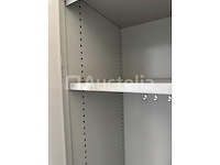 2 metalen kasten met 2 deuren