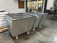 2 metalen rolcontainers op wielen