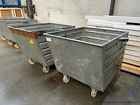 2 metalen rolcontainers op wielen