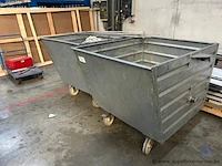 2 metalen rolcontainers op wielen