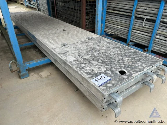 2 metalen steigerplatformen - afbeelding 1 van  1