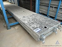 2 metalen steigerplatformen