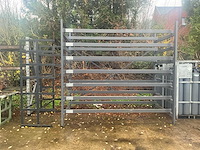 2 metalen stellingen - afbeelding 1 van  3