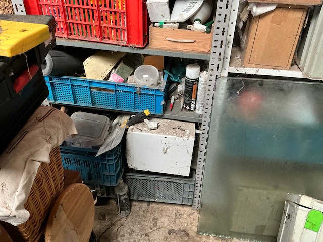 2 metalen wandrekken en 4 pvc koffers - afbeelding 1 van  6