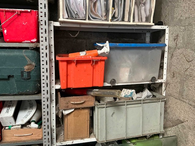 2 metalen wandrekken en 4 pvc koffers - afbeelding 2 van  6