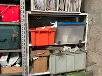 2 metalen wandrekken en 4 pvc koffers - afbeelding 2 van  6