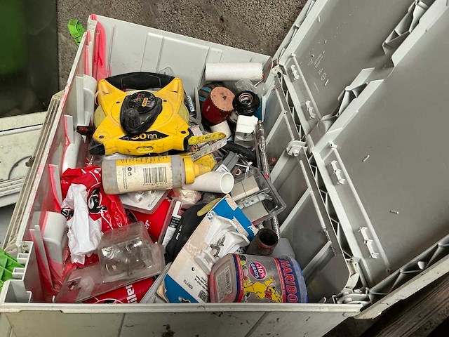 2 metalen wandrekken en 4 pvc koffers - afbeelding 3 van  6