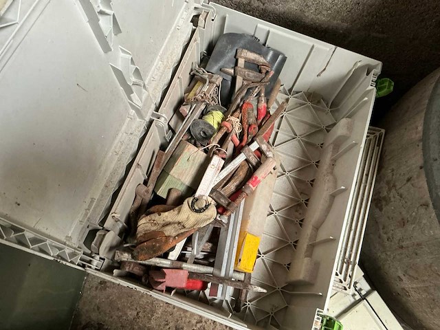 2 metalen wandrekken en 4 pvc koffers - afbeelding 4 van  6