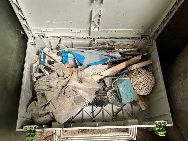 2 metalen wandrekken en 4 pvc koffers - afbeelding 5 van  6