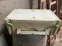 2 metalen wandrekken en 4 pvc koffers - afbeelding 6 van  6