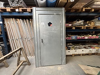 2 metalen werfdeuren - afbeelding 1 van  3