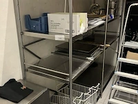 2 metalen/rvs opbergrekken
