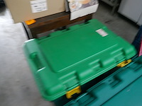 2 mobiele plastieken kisten met inhoud - afbeelding 4 van  4