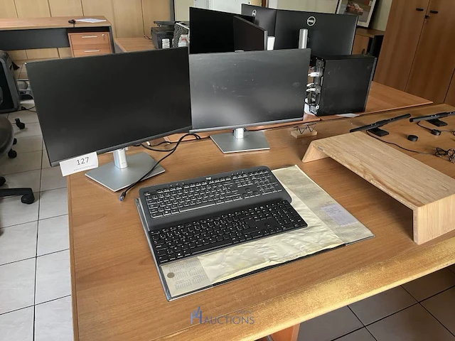 2 monitors dell met toetsenborden - afbeelding 1 van  5