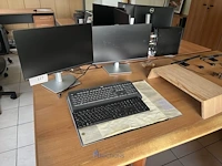 2 monitors dell met toetsenborden
