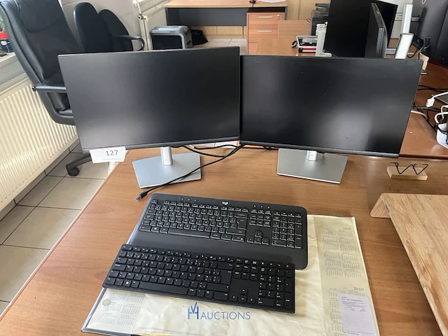 2 monitors dell met toetsenborden - afbeelding 2 van  5