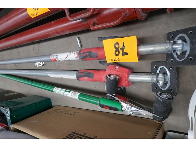 2 montagesteunen + sheetrock roller - afbeelding 1 van  3