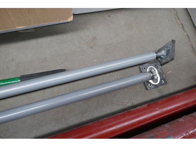 2 montagesteunen + sheetrock roller - afbeelding 2 van  3