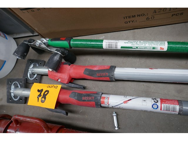 2 montagesteunen + sheetrock roller - afbeelding 3 van  3