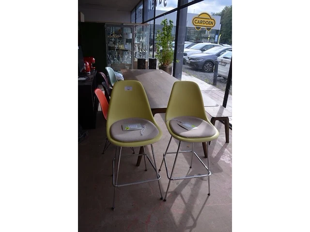 2 mosterdgele vitra eames plastic stools met grijs zitkussen en verchroomd draadstalen onderstel (19) - afbeelding 1 van  5